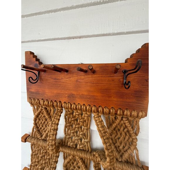 Vintage 1970s Boho Wood Jute Macarame' Wall Hanging With Hooks - Picture 15 of 16